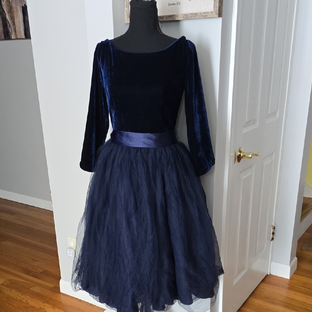 Elegant Navy Velvet and Tulle Dress
